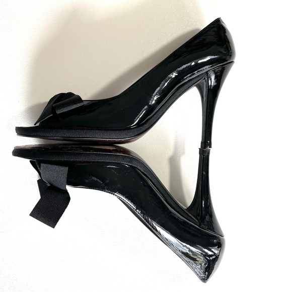 STUART WEITZMAN patent leather bow accents pump - Picture 6 of 11